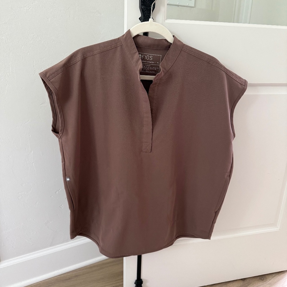 FIGS Rafaela SMOKEY TAUPE Oversized Scrub Top - Size Medium